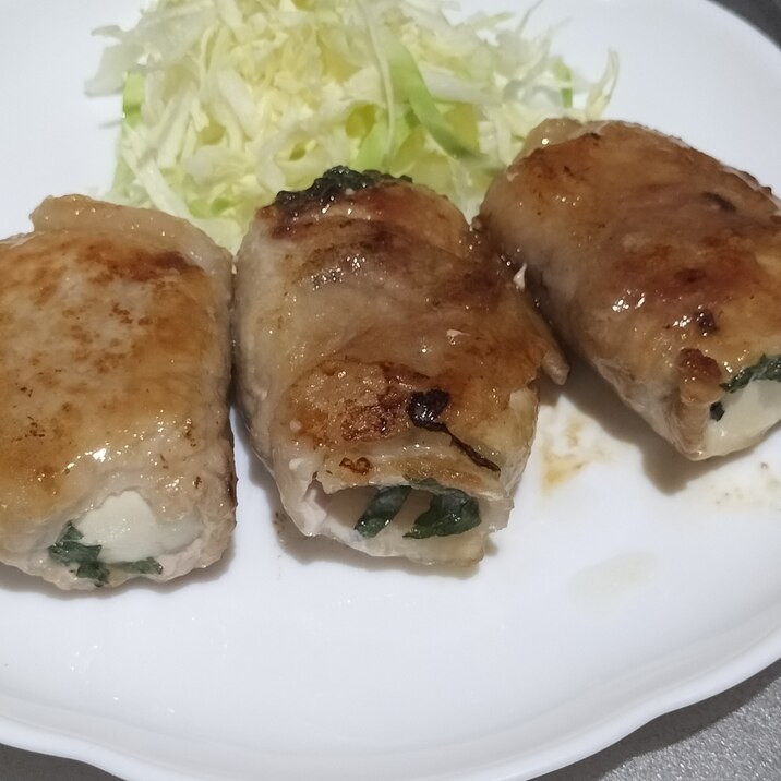 ポン酢で簡単♪豚ロース薄切り肉で梅シソ肉巻き
